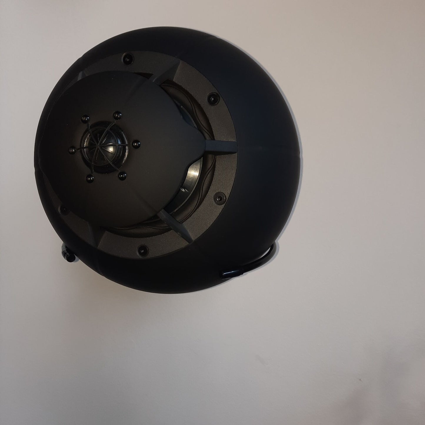 S-300 Kugellautsprecher in Wandhalterung