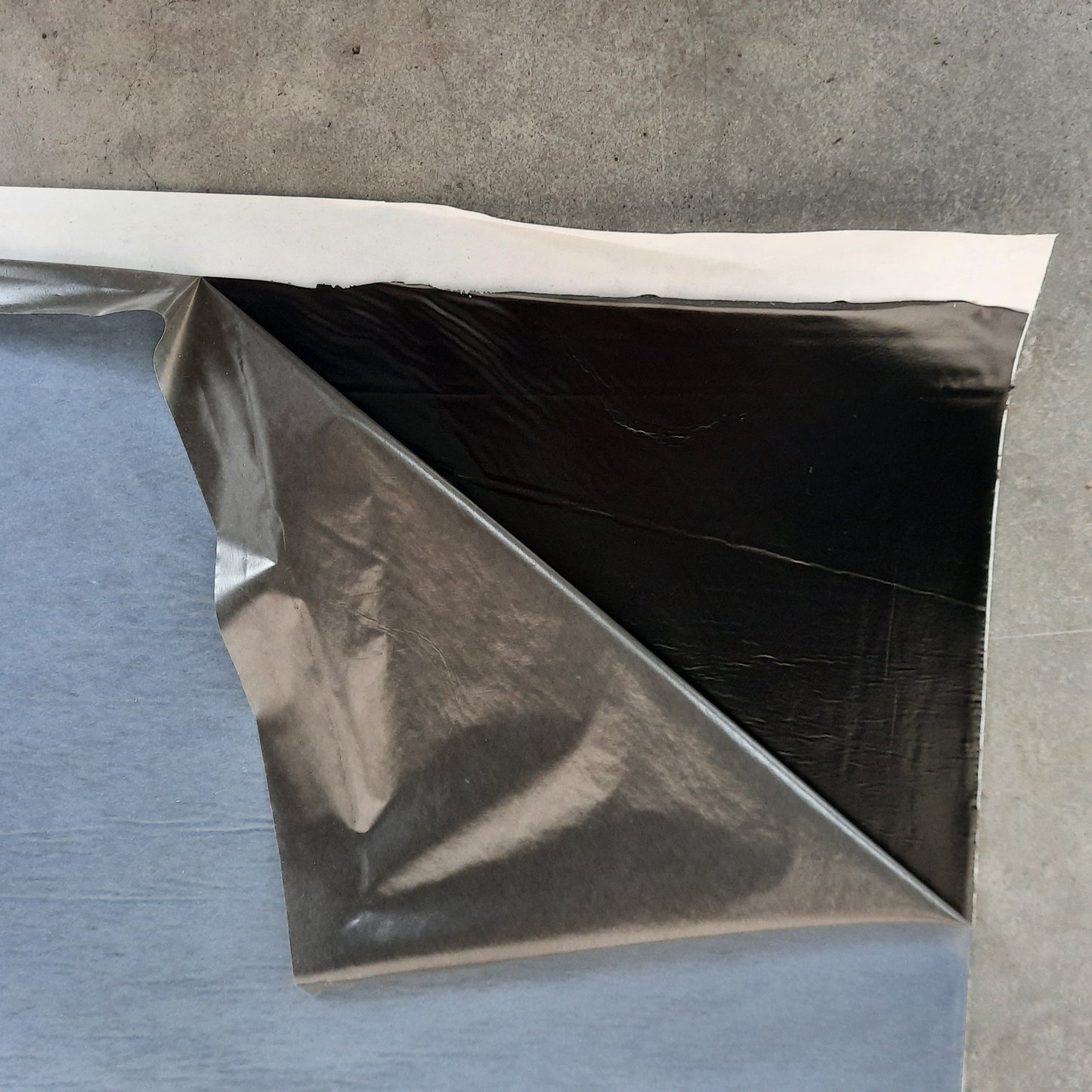 Klebefolie mit Abezogenere Ecke